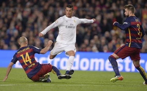 C罗曾两次差点加盟巴萨 若巴萨左C罗右梅西-