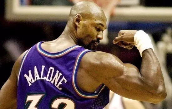 威尔金斯的扣篮力度几乎是史上外线中最为骇人的,抡臂的幅度